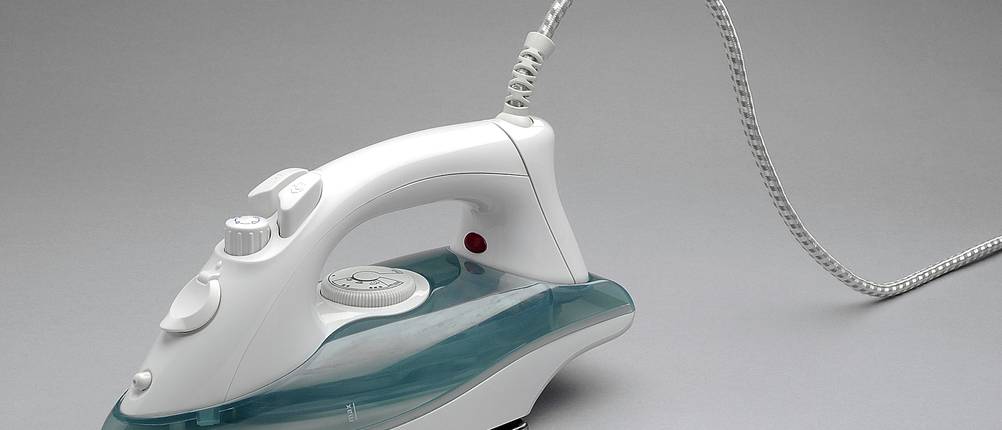 Russell-Hobbs-Bügeleisen-Test: Ein Bügeleisen steht auf einer grauen Fläche.