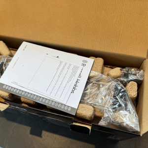 Der geöffnete Karton des Russell Hobbs Colours Flame Red von oben.