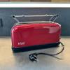 Der Russell Hobbs Colours Flame Red mit einem Aufsatz