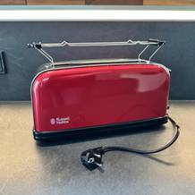 Der Russell Hobbs Colours Flame Red mit einem Aufsatz
