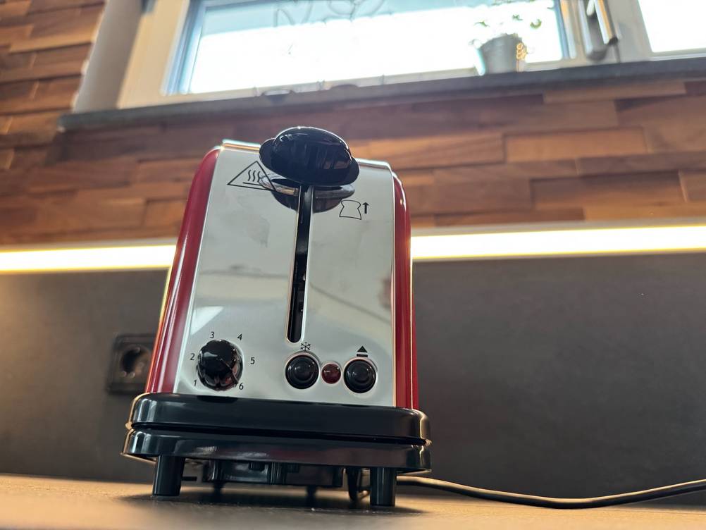 Die Bedienelemente des Russell Hobbs Colours Flame Red.