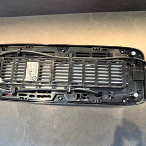 Die Unterseite des Russell Hobbs Colours Flame Red mit Kabelaufwicklung.