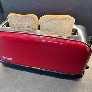 Im Russell Hobbs Colours Flame Red stehen vor dem Toasten ein Vollkorntoast und ein Weizentoast.