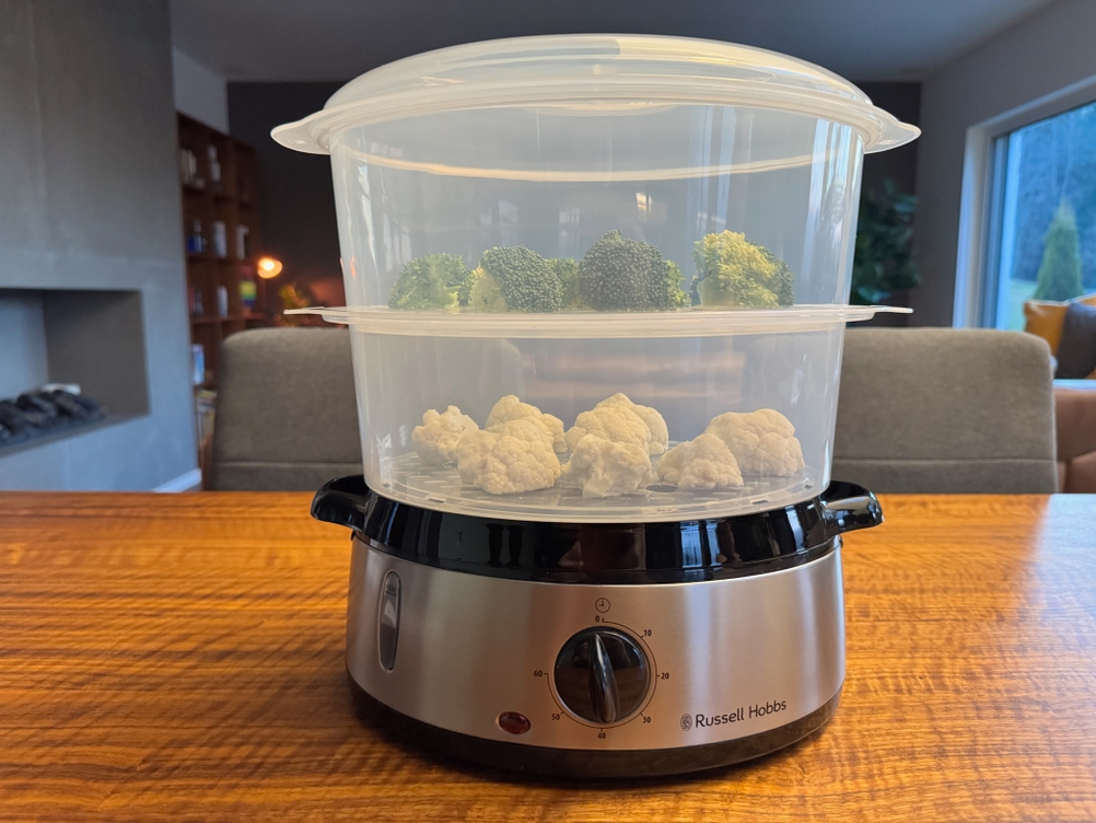 Blumenkohl und Brokkoli liegen im Behälter des Russell Hobbs Cook@Home