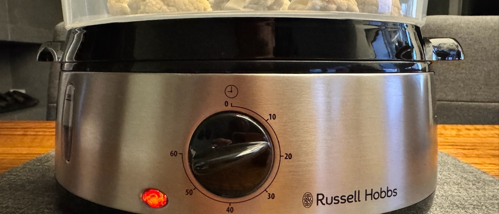 Russell Hobbs Cook@Home ist angeschaltet, rote Signalleuchte ist an.