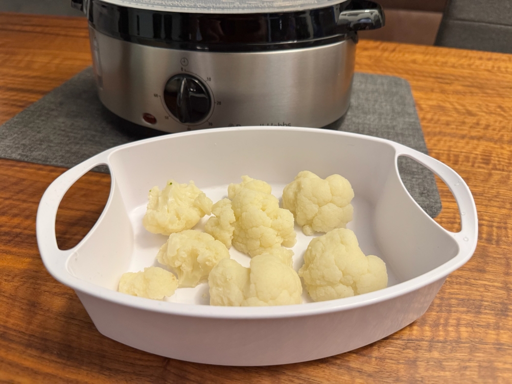 Fertiger Blumenkohl steht vor dem Russell Hobbs Cook@Home auf einem Tisch