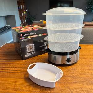 Karton, Schale und Russell Hobbs Cook@Home auf einem Tisch