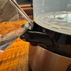 Wasser eingießen beim Russell Hobbs Cook@Home