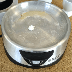 Die Edelstahl-Oberfläche eines getesteten Eierkochers ist verschmutzt.