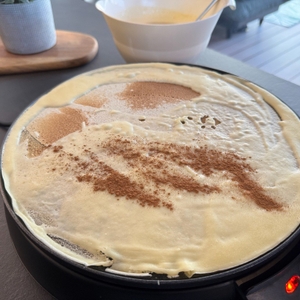 Zimt liegt auf einem Crêpe auf dem Russell-Hobbs-Fiesta-Crêpes-Maker