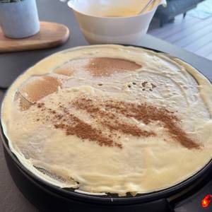 Zimt liegt auf einem Crêpe auf dem Russell-Hobbs-Fiesta-Crêpes-Maker