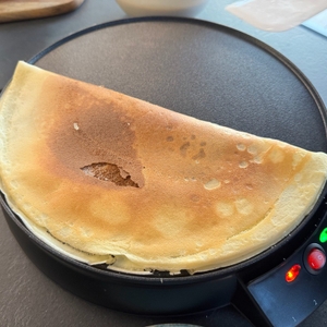 Ein einmal gefalteter Crêpe liegt auf dem Russell-Hobbs-Fiesta-Crêpes-Maker