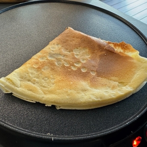 Ein gefalteter Crêpe liegt auf dem Russell-Hobbs-Fiesta-Crêpes-Maker