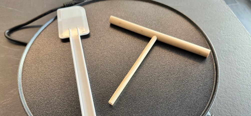 Das Zubehör des Russell-Hobbs-Fiesta-Crêpes-Maker liegt auf der Backfläche