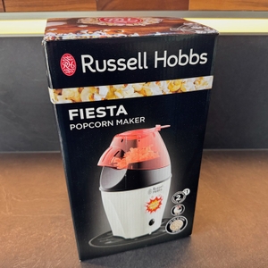Der Karton der Russell Hobbs Fiesta steht auf einer Arbeitsplatte