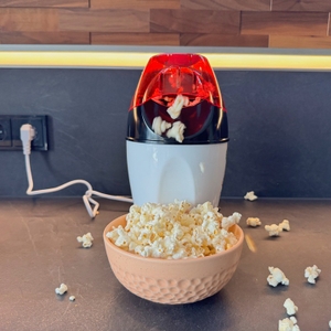 In einer Schale und auf einer Arbeitsplatte liegt Popcorn während dieses noch aus der Russell Hobbs Fiesta kommt