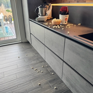 Popcorn liegt in einer Schale neben der Russell Hobbs Fiesta, auf einer Arbeitsplatte und auf einem Boden