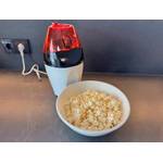 Fertiges Popcorn in einer Schale steht neben der Russell Hobbs Fiesta