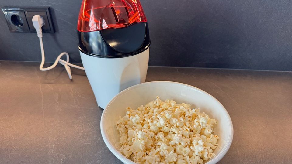Fertiges Popcorn in einer Schale steht neben der Russell Hobbs Fiesta