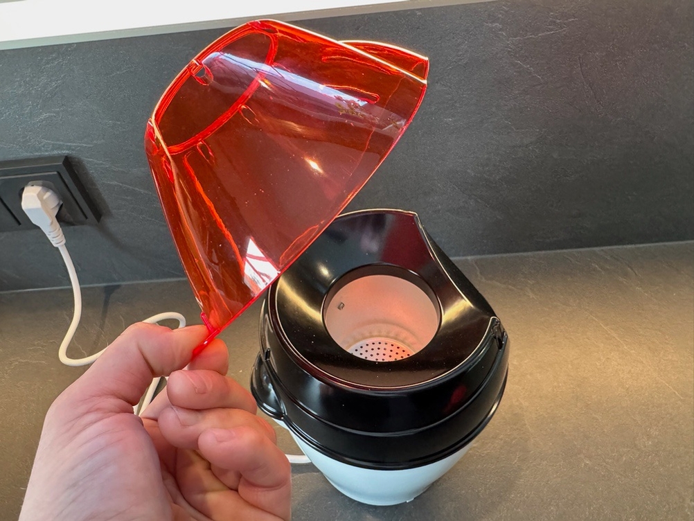 Eine Hand hält den Deckel der Russell Hobbs Fiesta fest