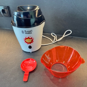 Die Russell Hobbs Fiesta steht neben dem Deckel auf einer Arbeitsplatte