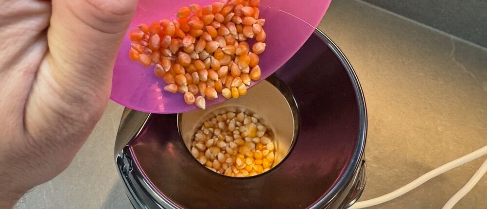 Maiskörner werden aus einer Schale in die Russell Hobbs Fiesta gefüllt