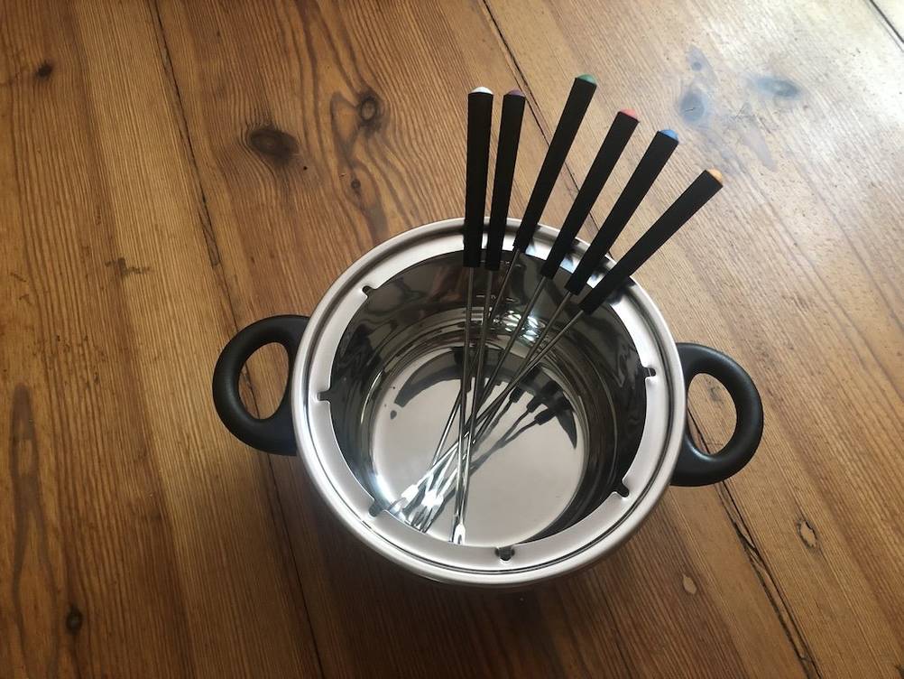 Fondue-Test: Nahaufnahme eines Fonduetopfs mit Fonduegabeln. 