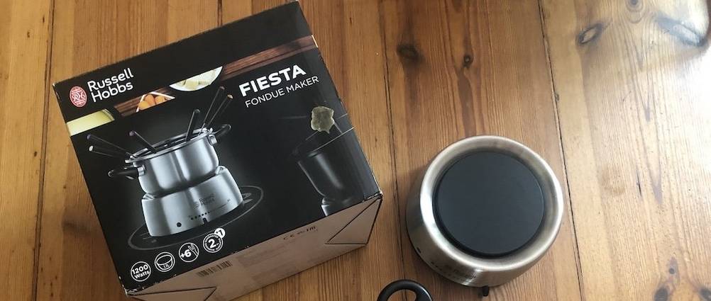 Fondue-Test: Fondue-Set von Russel Hobbs neben der Verpackung.