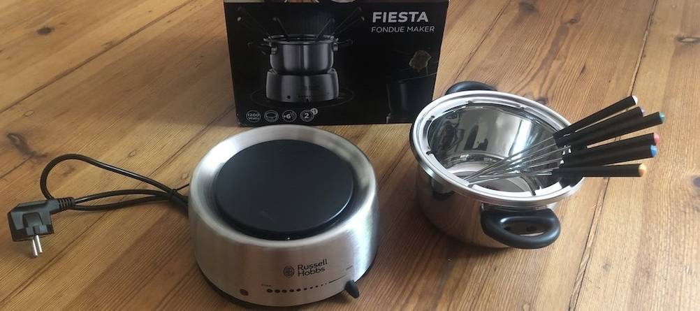 Fondue-Test: Das Russell Hobbs Fondue-Set mit Zubehör und Originalverpackung in Draufsicht.