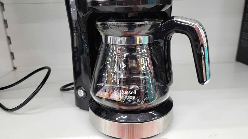 Russell-Hobbs-Kaffeemaschine-Test: Nahaufnahme der Kanne in der Kaffemaschine.