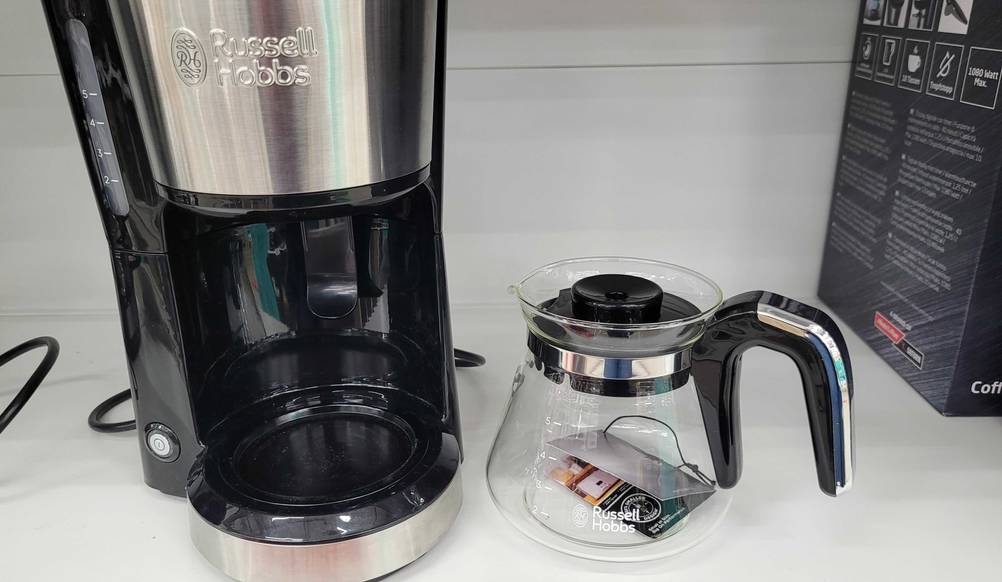 Getestet: Die Kanne der Russell-Hobbs-Kaffeemaschine steht neben dem. Gerät.