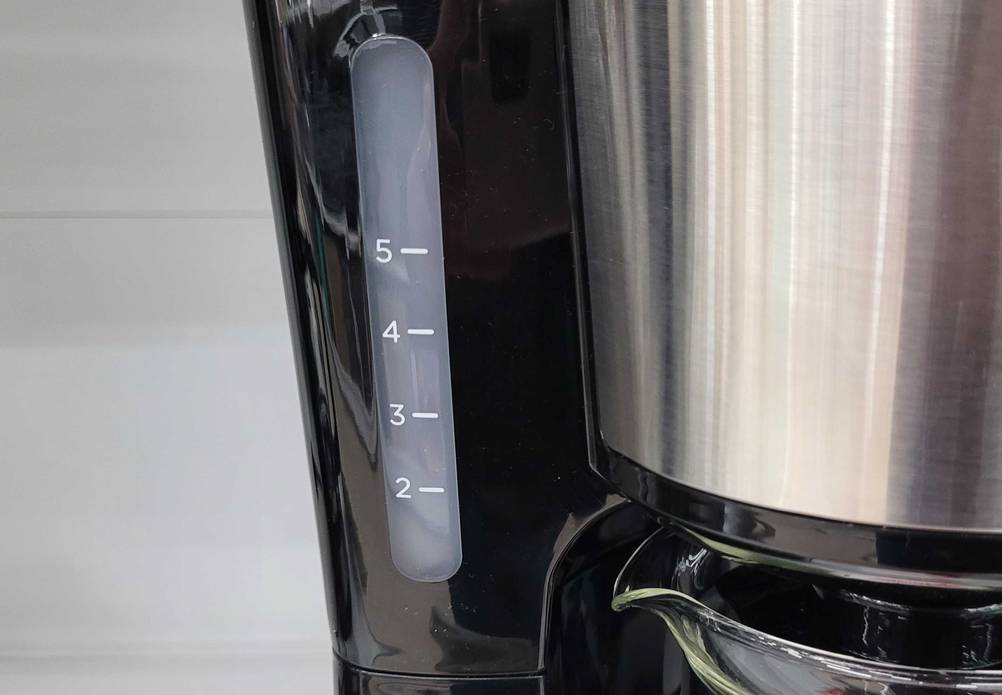 Russell-Hobbs-Kaffeemaschine im Test: Nahaufnahme der Wasserskala am Gerät.