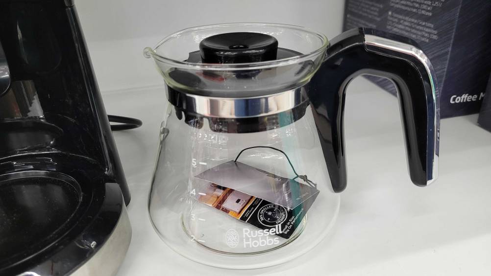 Russell-Hobbs-Kaffeemaschine im Test: Nahaufnahme der Kanne neben dem Gerät.