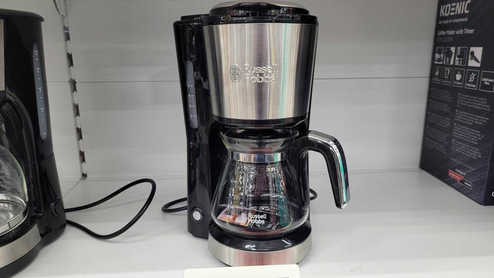 Eine getestete Russell-Hobbs-Kaffeemaschine in einem Verkaufsregal.