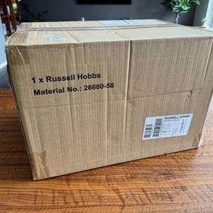 Der zusätzliche Karton des Russell-Hobbs-Minibackofen Express Airfry 5-in-1 26095-56 steht auf einem Tisch