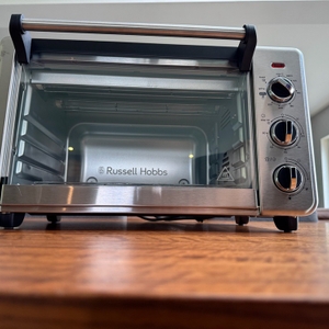 Unter dem Russell-Hobbs-Minibackofen Express Airfry 5-in-1 26095-56 befindet sich ein Spalt