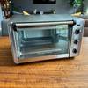 Der Russell-Hobbs-Minibackofen Express Airfry 5-in-1 26095-56 steht auf einem Tisch