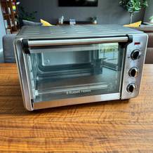Der Russell-Hobbs-Minibackofen Express Airfry 5-in-1 26095-56 steht auf einem Tisch