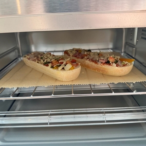 Zwei Baguettes liegen vor dem Backen im Russell-Hobbs-Minibackofen Express Airfry 5-in-1 26095-56