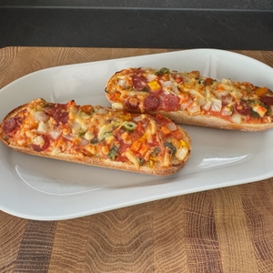 Zwei Baguettes liegen auf einem großen Teller