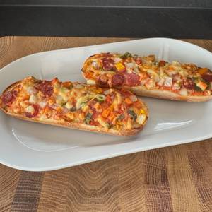 Zwei Baguettes liegen auf einem großen Teller