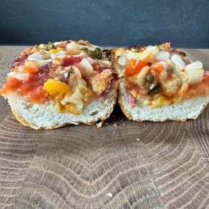 Ein geschnittenes Baguette liegt auf einem Holzbrett