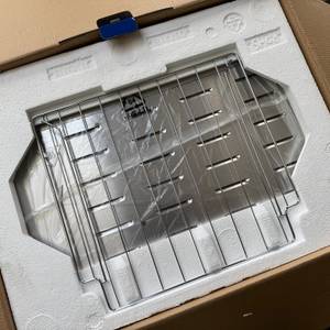 Der geöffnete Karton des Russell-Hobbs-Minibackofen Express Airfry 5-in-1 26095-56 von oben