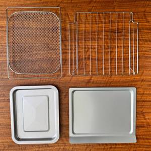 Das Zubehör des Russell-Hobbs-Minibackofen Express Airfry 5-in-1 26095-56 liegt auf einem Tisch