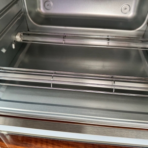 Zwei Heizelemente am Boden des Russell-Hobbs-Minibackofen Express Airfry 5-in-1 26095-56