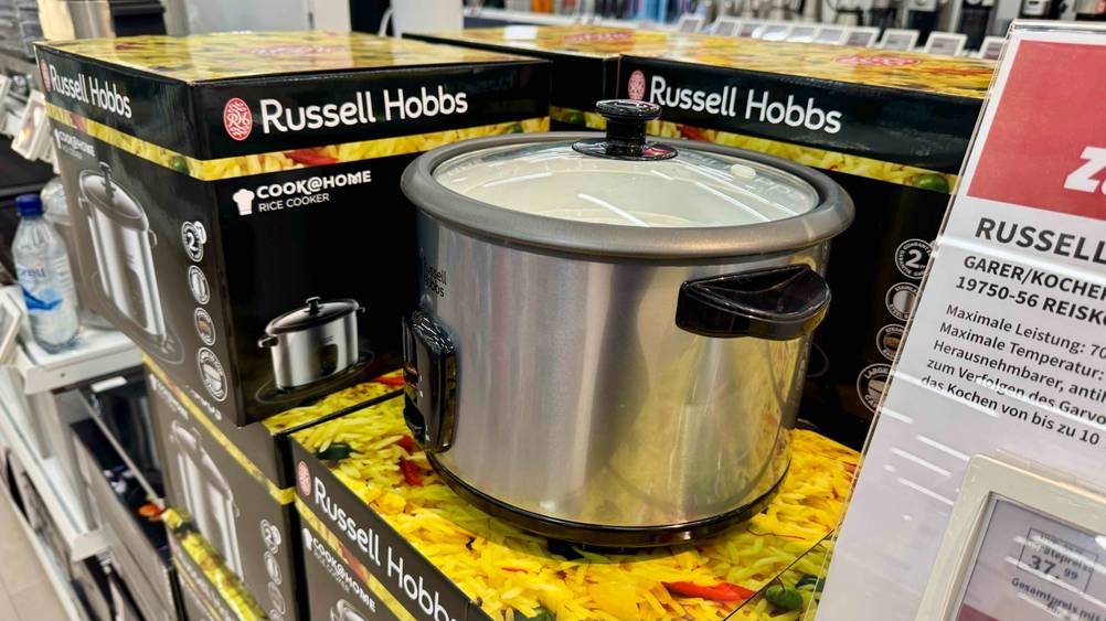 Seitenansicht des getesteten Russell-Hobbs-Reiskocher auf der Originalverpackung.