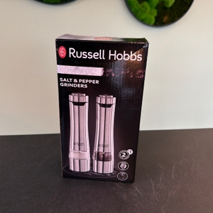 Der Karton der Russell-Hobbs-Salz-und-Pfeffermühlen steht auf einem Tisch.
