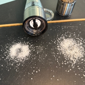 Grobes und feines Salz liegen nebeneinander nach dem Mahlen mit der Salzmühle von Russell Hobbs.