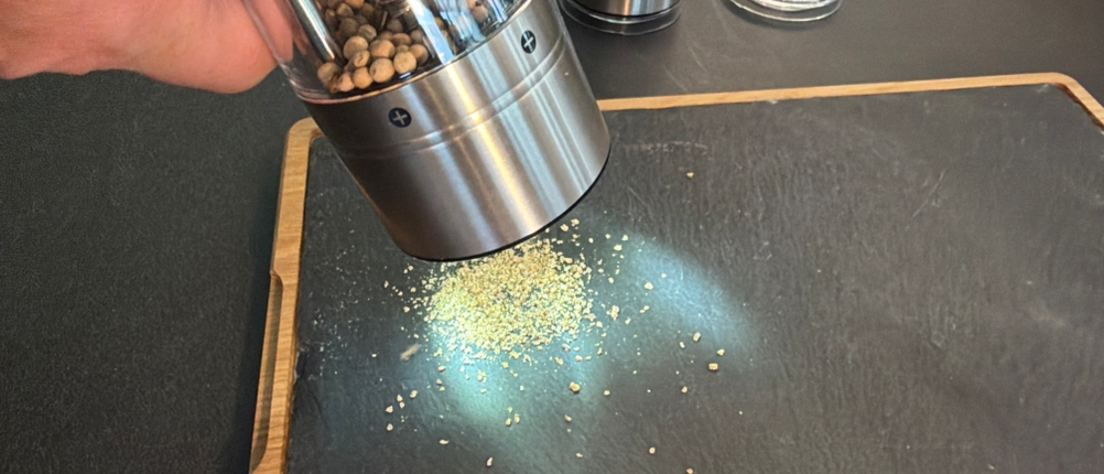Pfeffer wird mit der Russell-Hobbs-Pfeffermühle gemahlen.