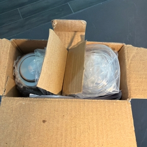 Der geöffnete Karton der Russell-Hobbs-Salz-und-Pfeffermühlen.